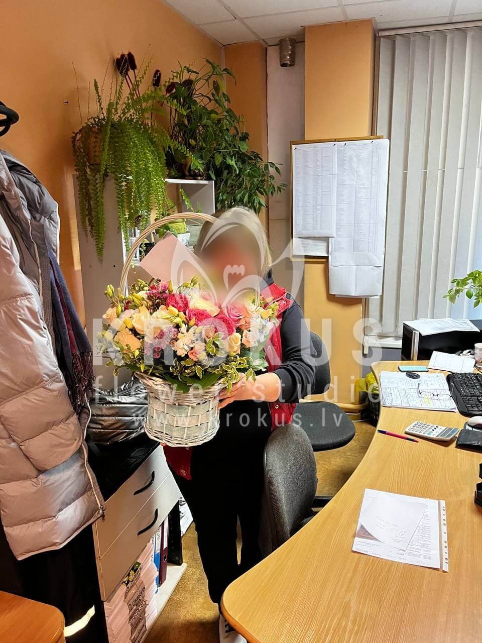 Ziedu piegāde Latvia Rīga (krūmrozesrozā rozesdelphinium (gaiļpiesis)peonveidīgās rozeseikaliptsbuvardijalizantespeonijas)