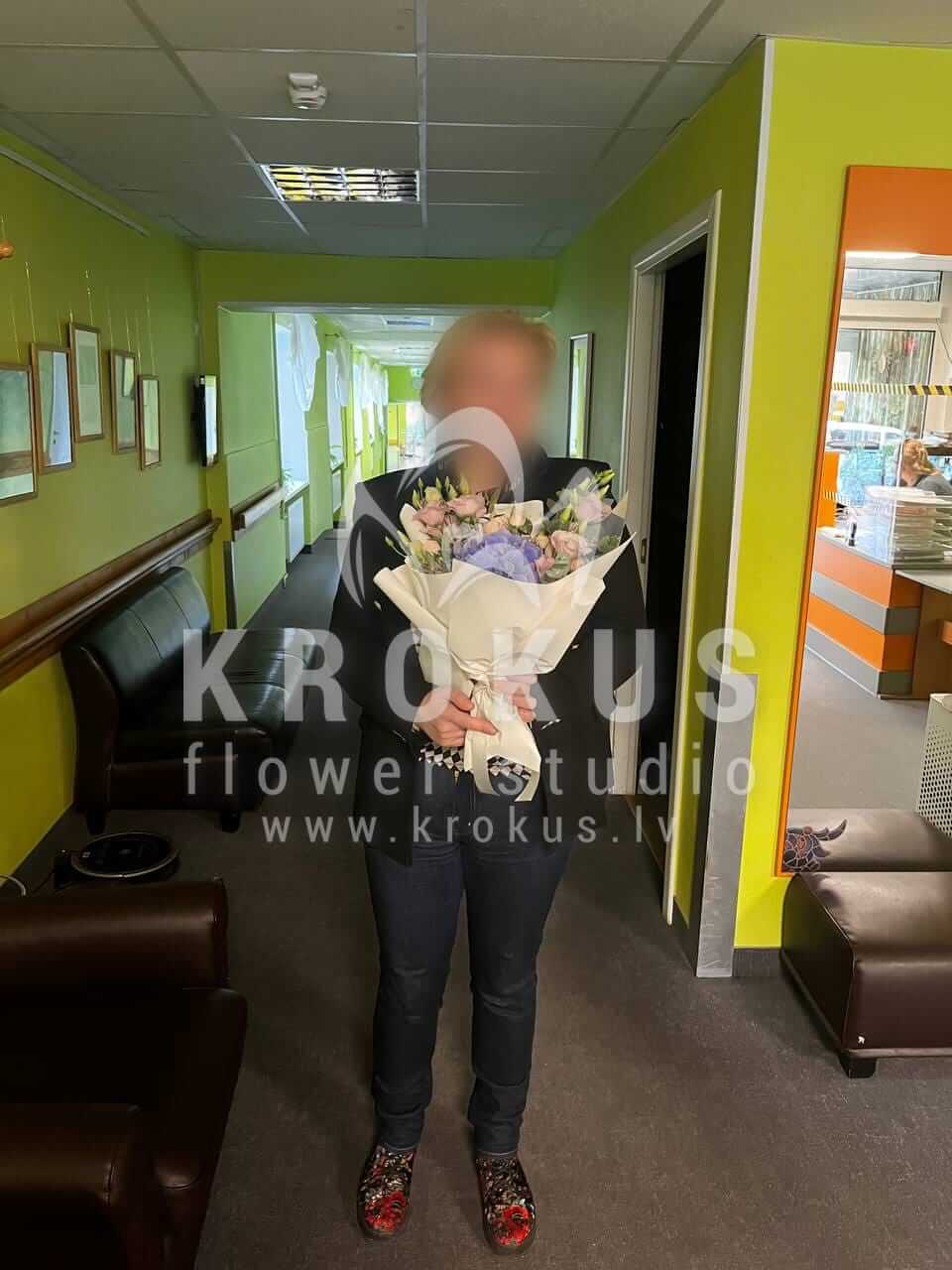Доставка цветов в город Рига (кустовые розыэвкалиптгортензиилизиантусы (эустома))