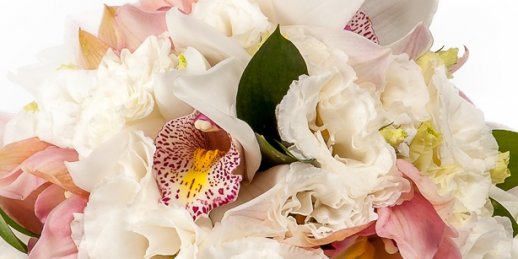 Заказ цветов Рига: букет из кустовых хризантем.