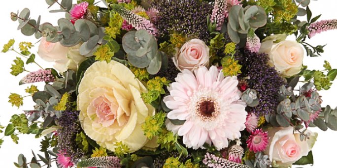 Как дарить цветы в Риге: композиции с корзинами.