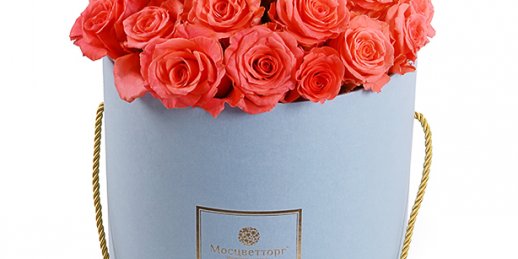 Как заказать цветы с доставкой в Риге: коробка с цветами и макаронами.