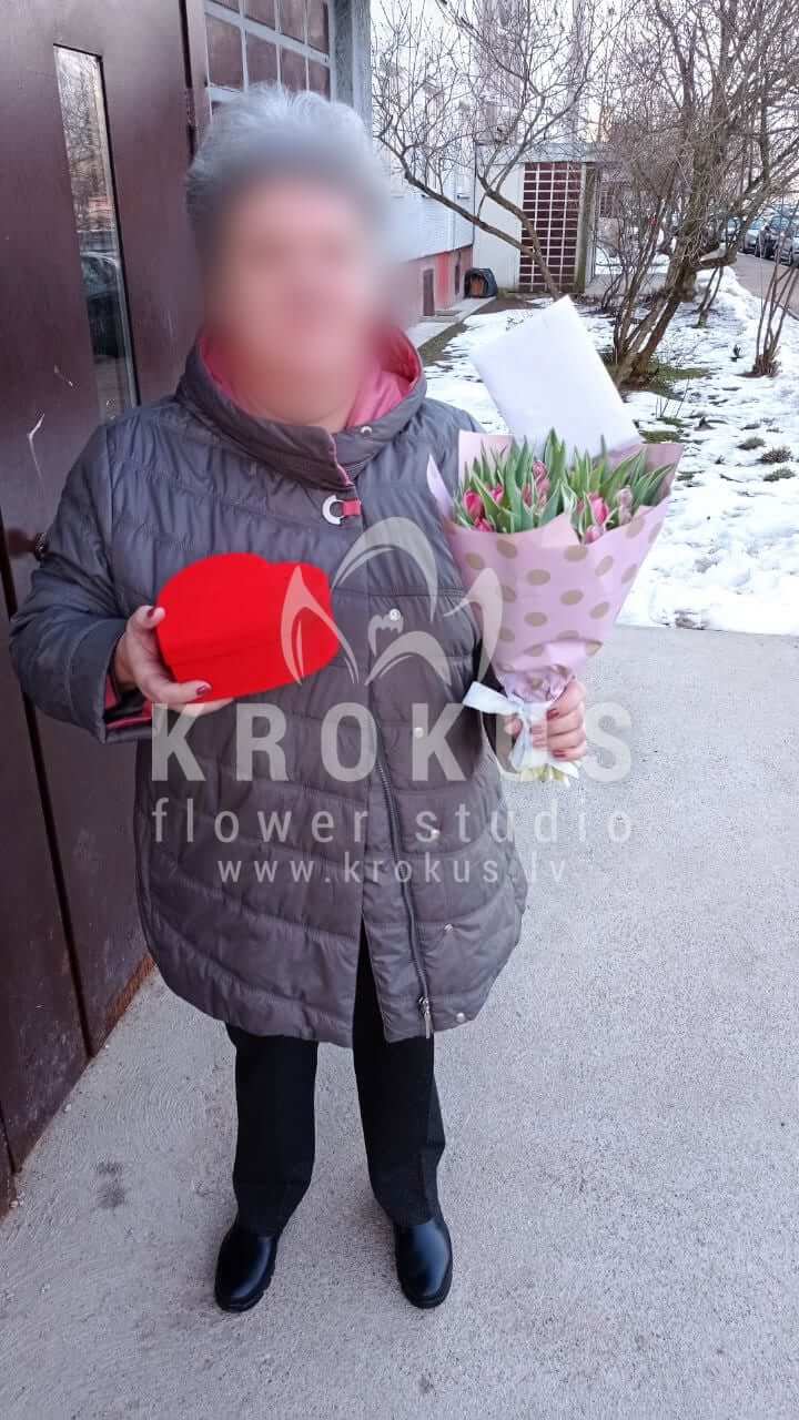 Deliver flowers to Rīga (shrub rosesdecorcamomilesviburnumoxypetalumhydrangeaspeonies)