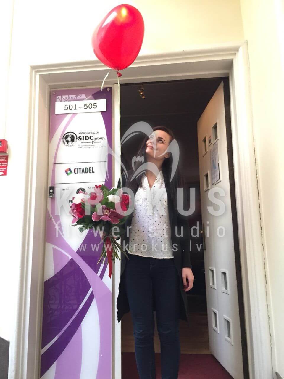 Deliver flowers to Rīga (orchidssalalred roses)