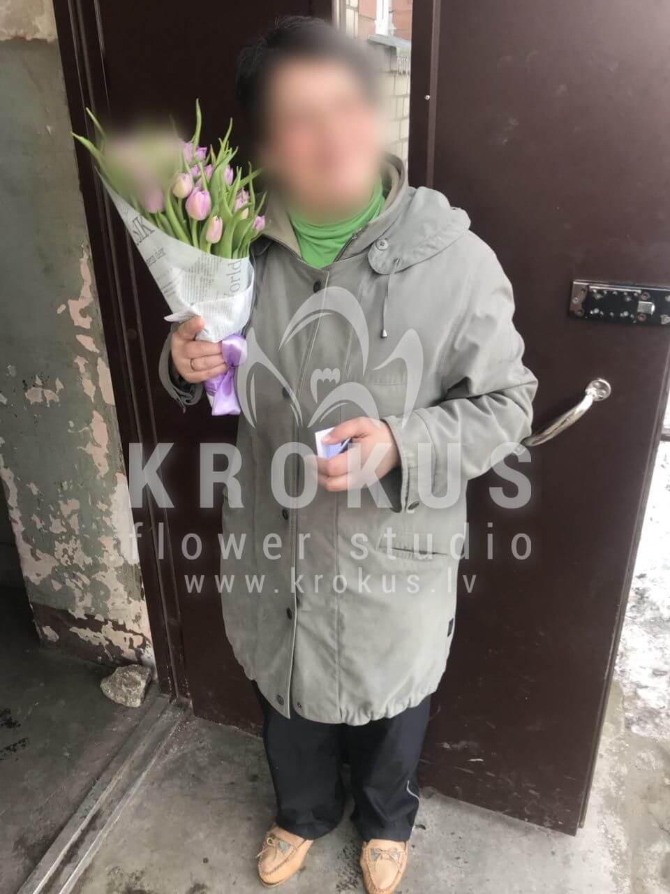 Deliver flowers to Rīga (shrub rosespink rosesclovesalstroemeriawaxflowergum treehydrangeas)