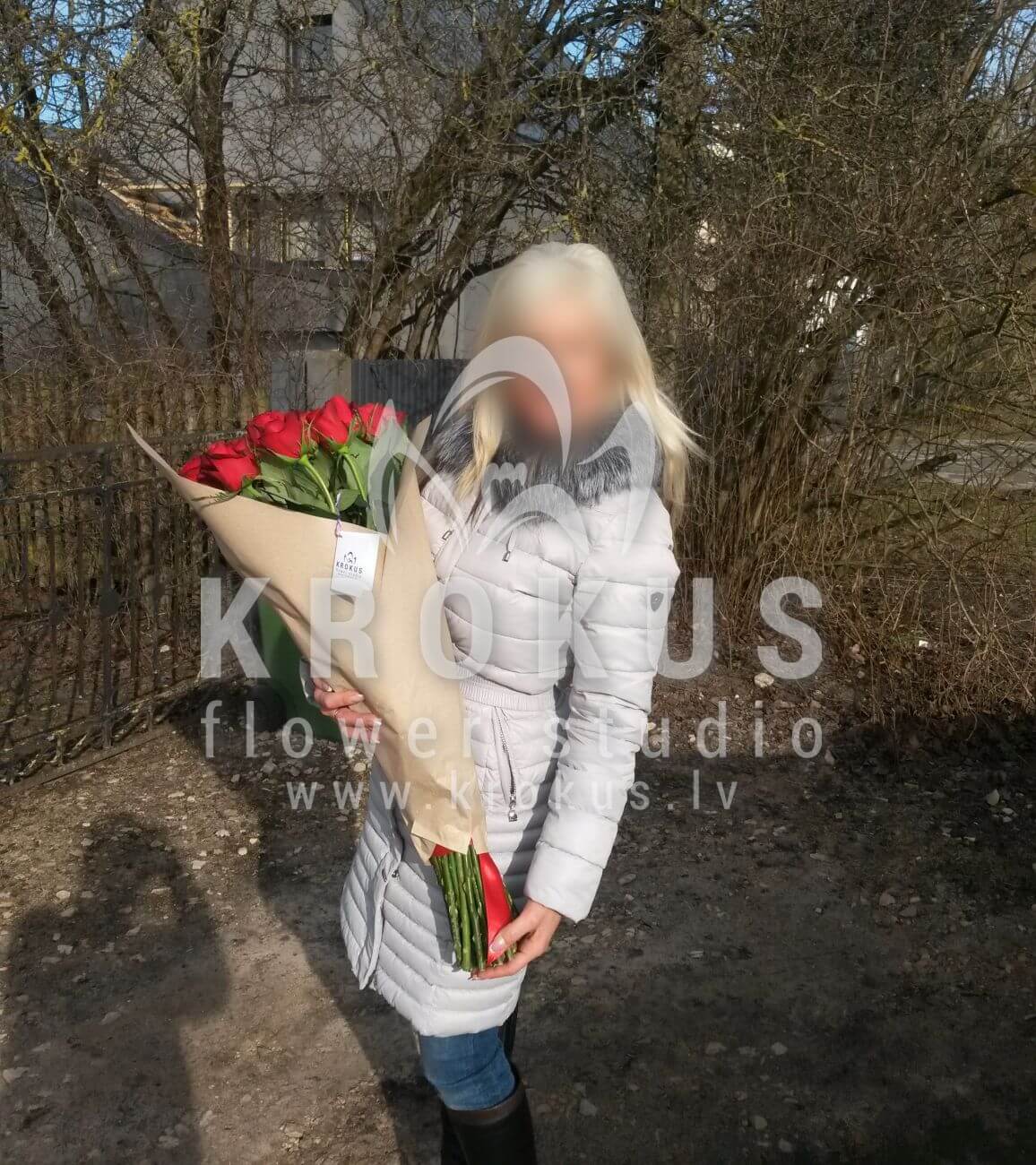 Deliver flowers to Latvia (red roses)