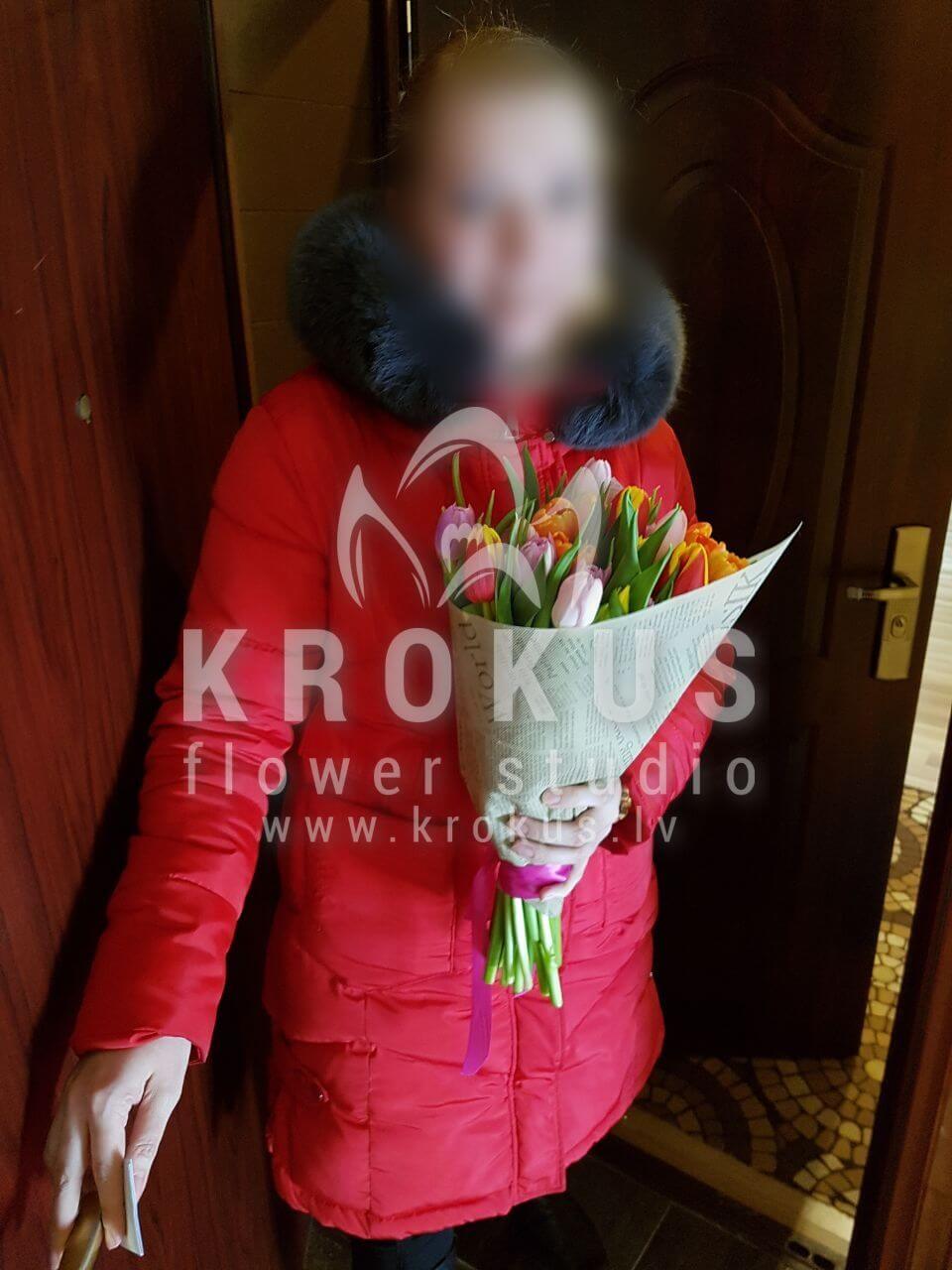 Ziedu piegāde Latvia Rīga (krūmrozespistācijaneļķespeonveidīgās rozeshypericumhortenzijas)