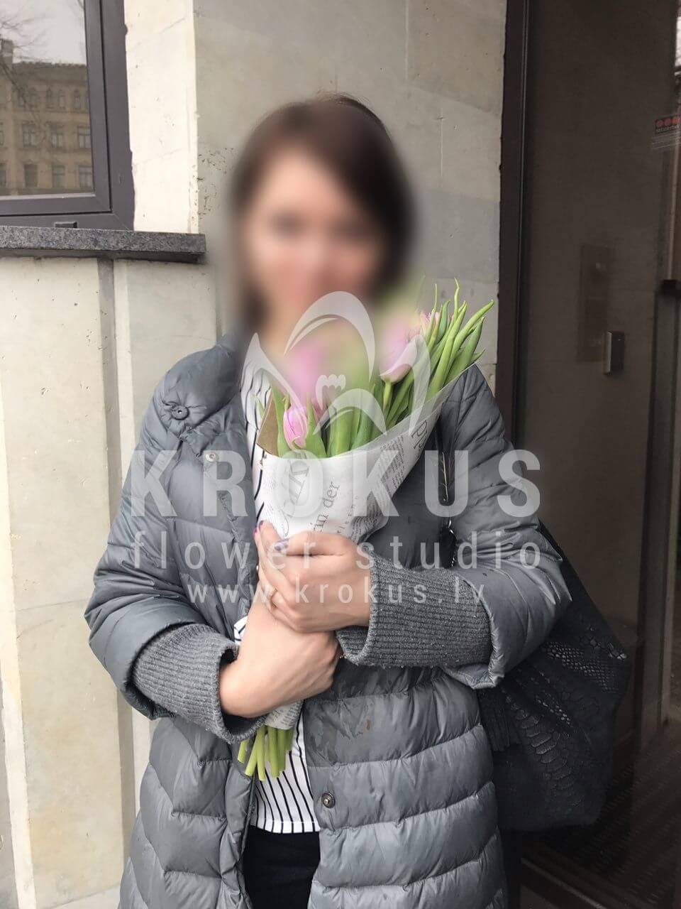 Deliver flowers to Rīga (shrub rosespink rosesclovesalstroemeriawaxflowergum treehydrangeas)