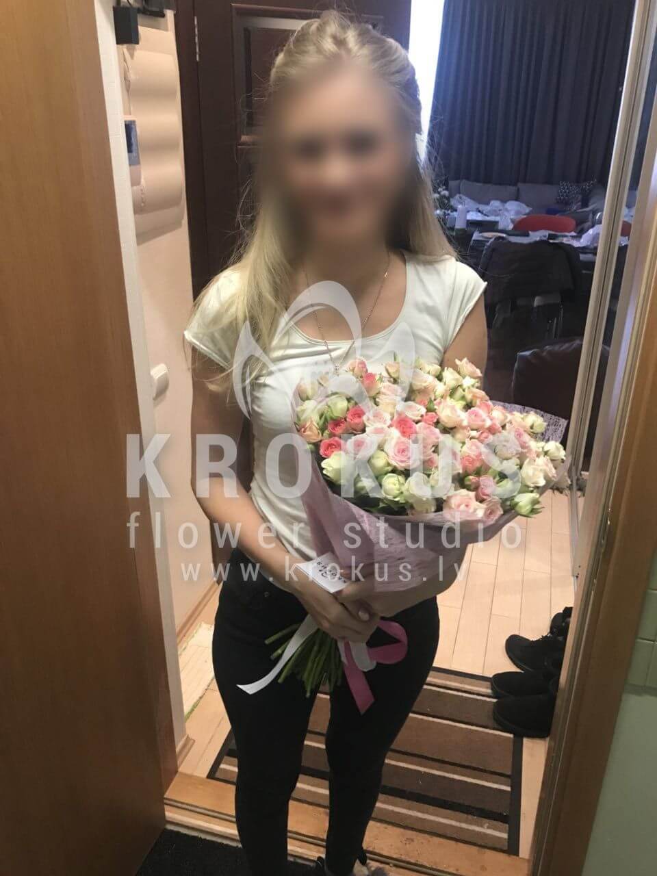 Deliver flowers to Latvia (shrub roses)