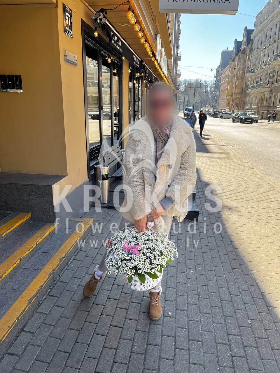Deliver flowers to Rīga (tanacetummeadow flowerscamomilesblue cornflower)