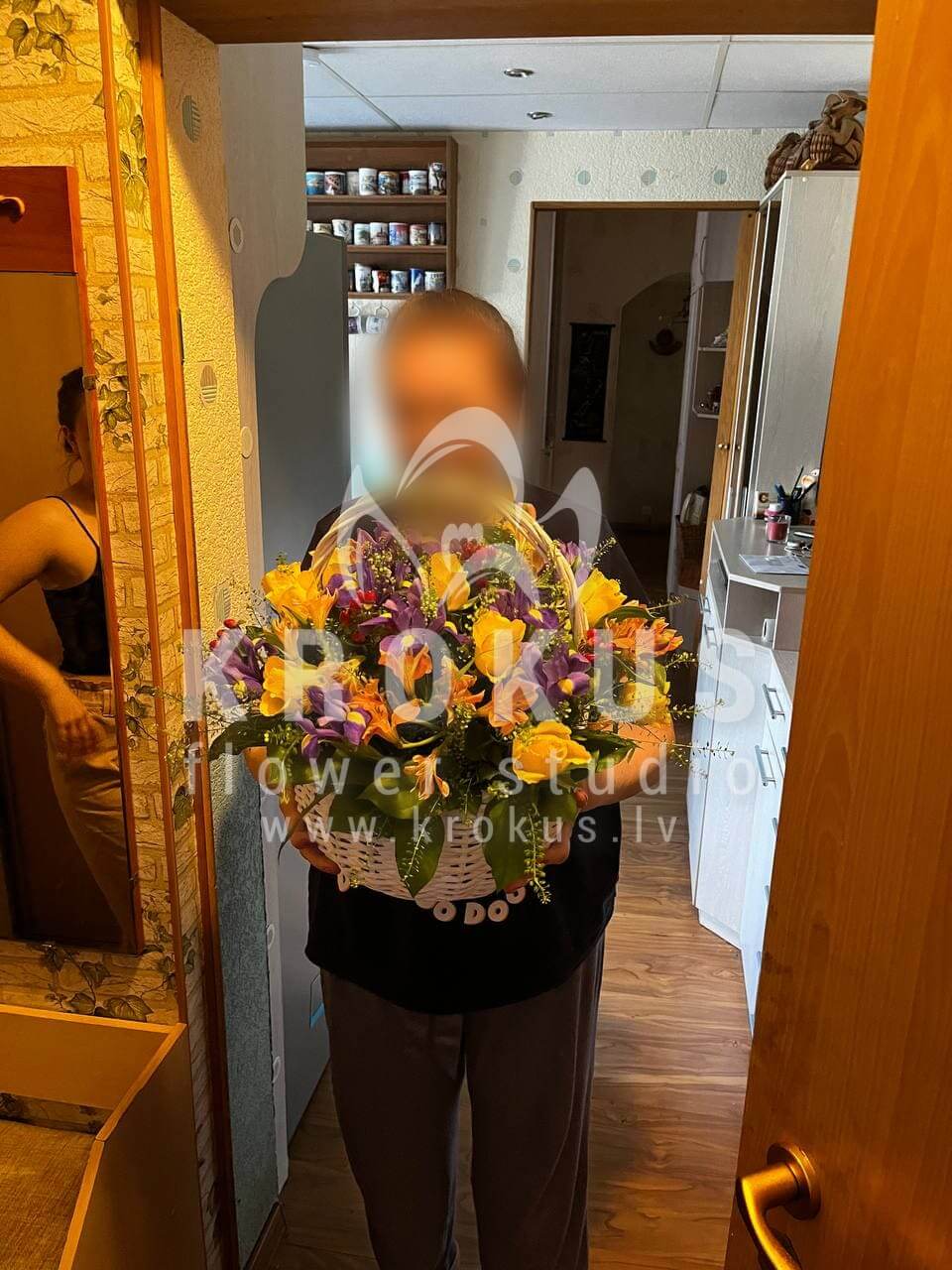 Доставка цветов в город Рига (папоротникирисыальстромериягиперикумсалалжелтые розы)