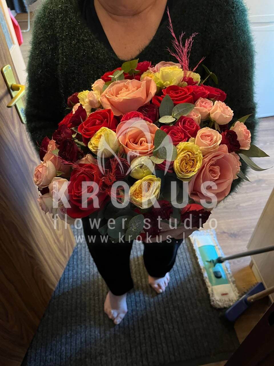 Deliver flowers to Ķekava (boxshrub rosespink rosespistaciacream rosesgum treepeony roses)