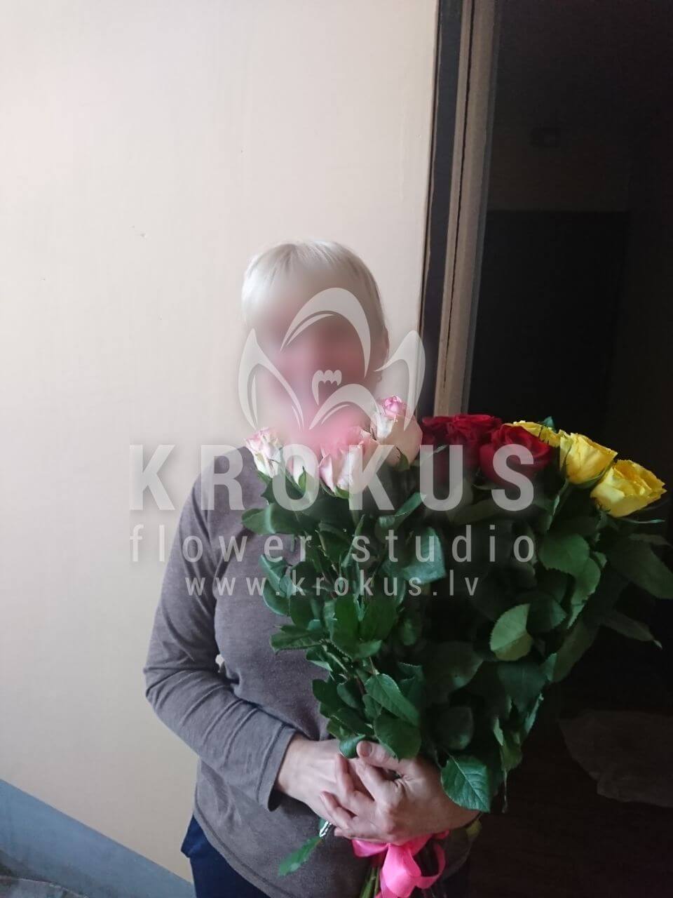 Deliver flowers to Rīga (pink rosesred rosesyellow roses)