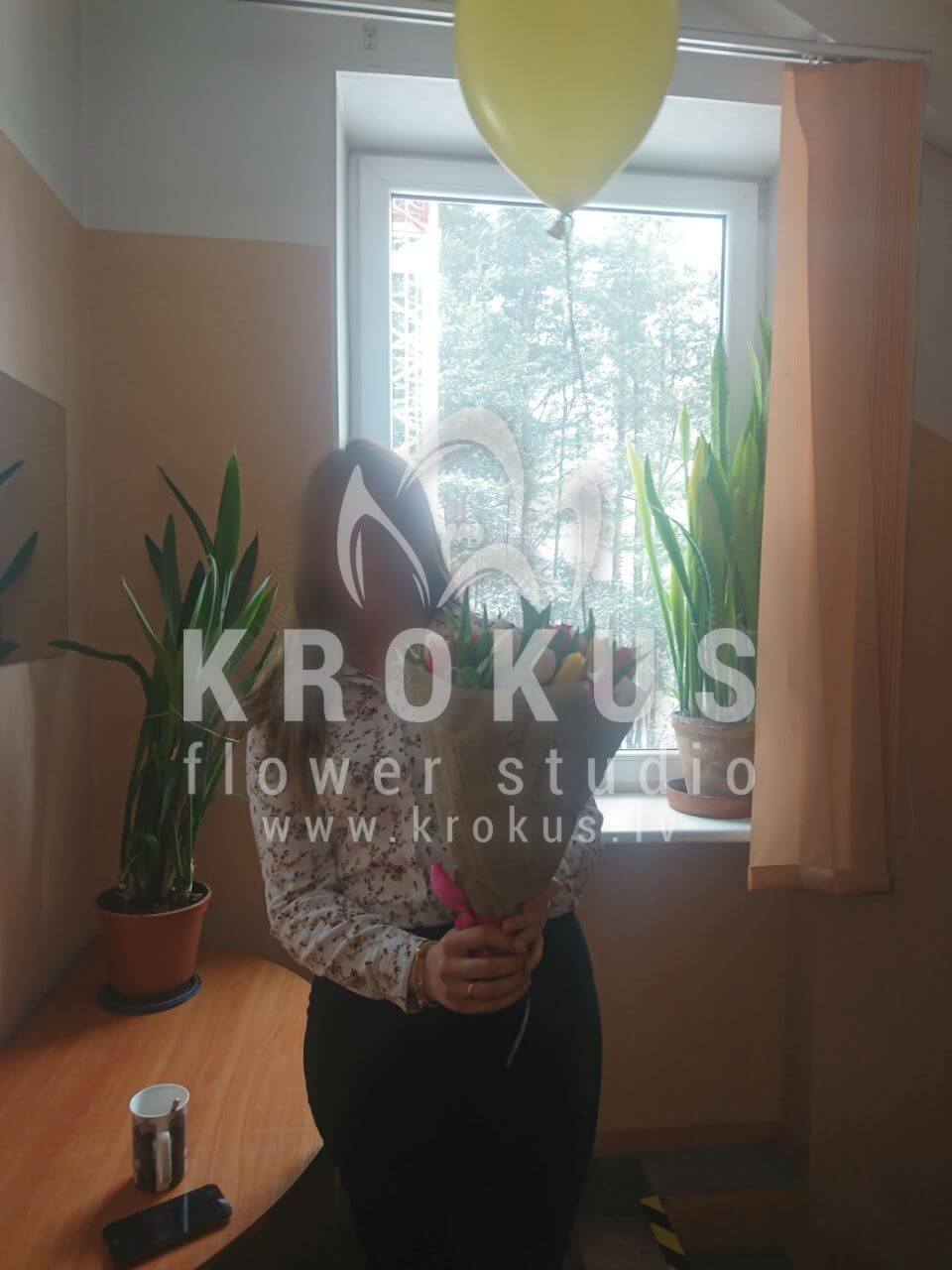 Deliver flowers to Rīga (shrub rosespistaciacloveshypericumpeony roseshydrangeas)