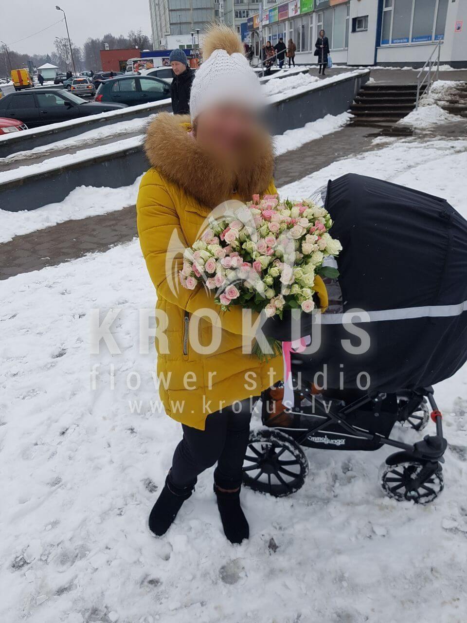 Доставка цветов в город Рига (кустовые розыбелые розы)