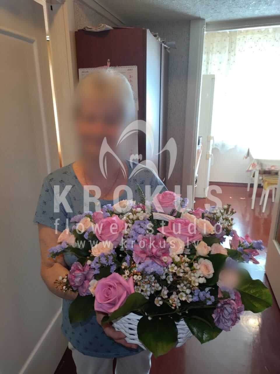 Deliver flowers to Salaspils (shrub rosespink rosesclovesstaticewaxflowersalal)