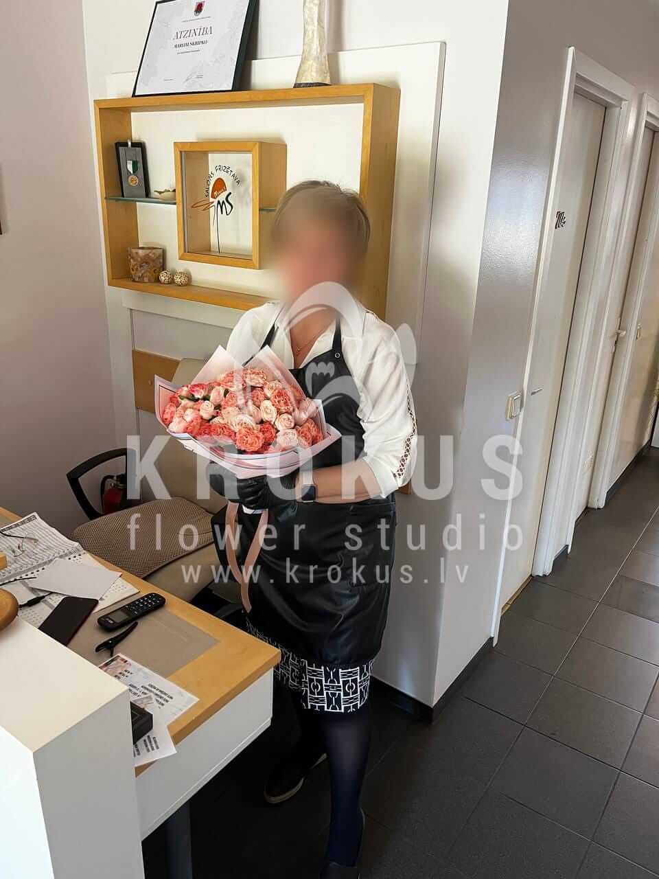 Ziedu piegāde Latvia Piņķi (krūmrozeseikaliptspeonveidīgās rozes)