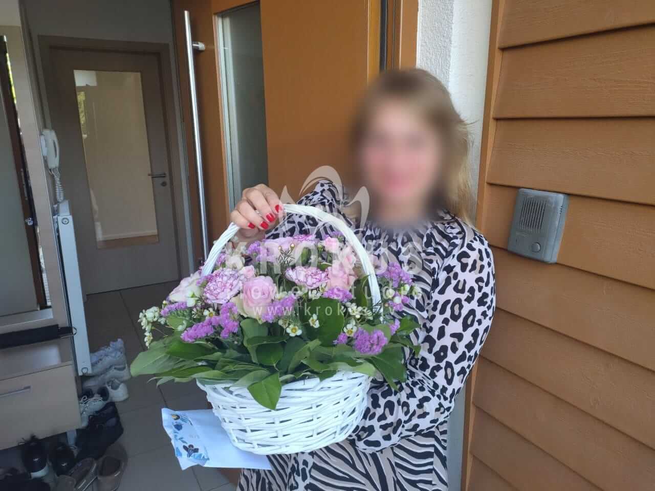 Deliver flowers to Piņķi (shrub rosespink rosescloveswaxflowersalalstatice)