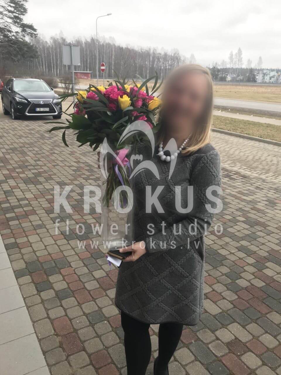 Доставка цветов в город Piņķi (кустовые розырозовые розыфисташкажелтые розы)