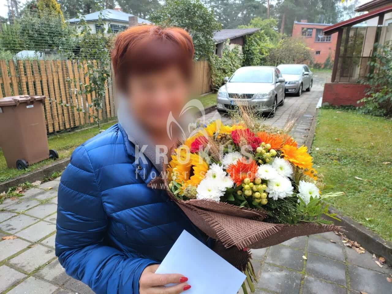 Deliver flowers to Rīga (shrub rosessunflowersmeadow flowersgoldenrodhypericumchrysanthemumsdaisies)