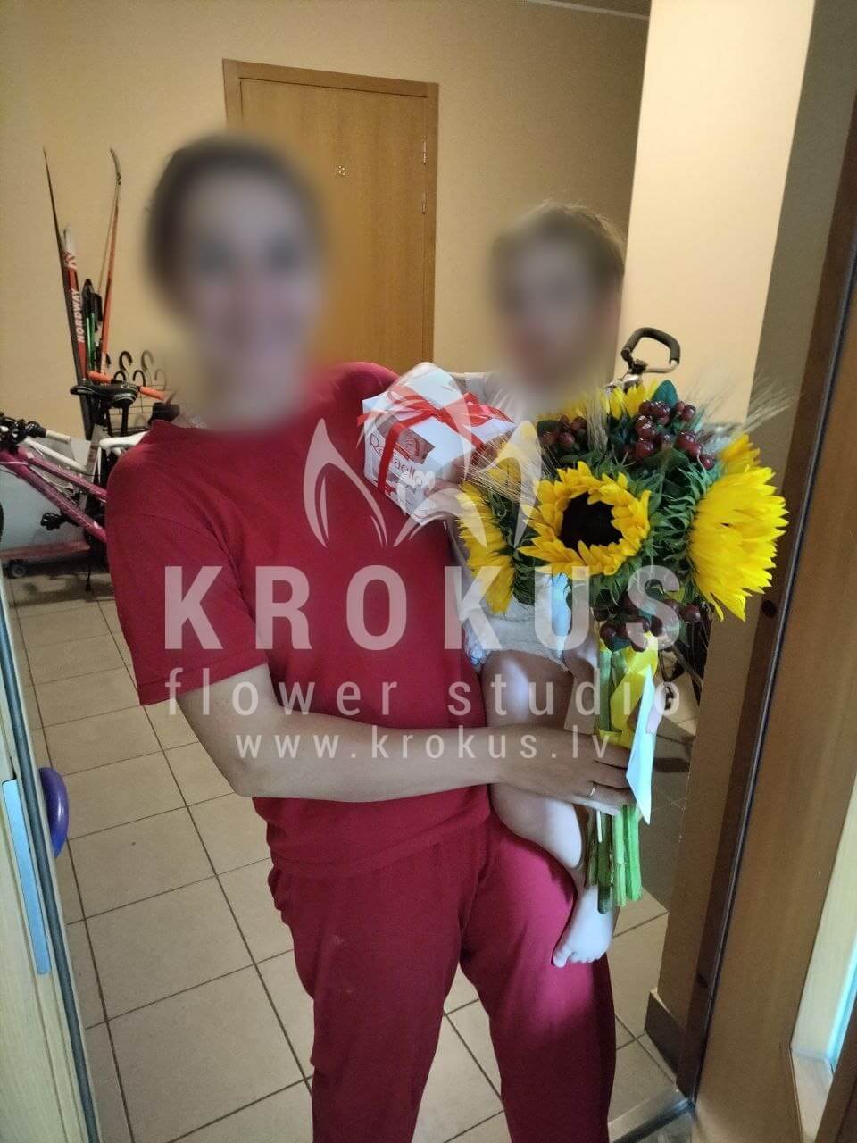 Ziedu piegāde Latvia Rīga (saulespuķeshypericumveronika)