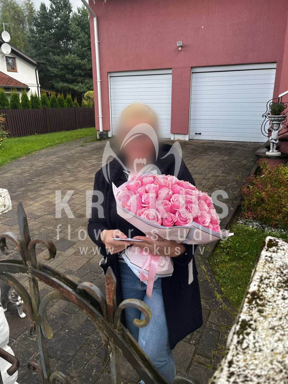 Deliver flowers to Latvia (pink roses)