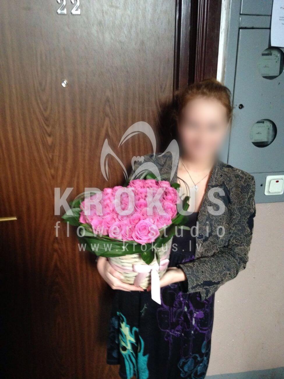 Deliver flowers to Latvia (pink rosesbeargrasssalalaspidistra)