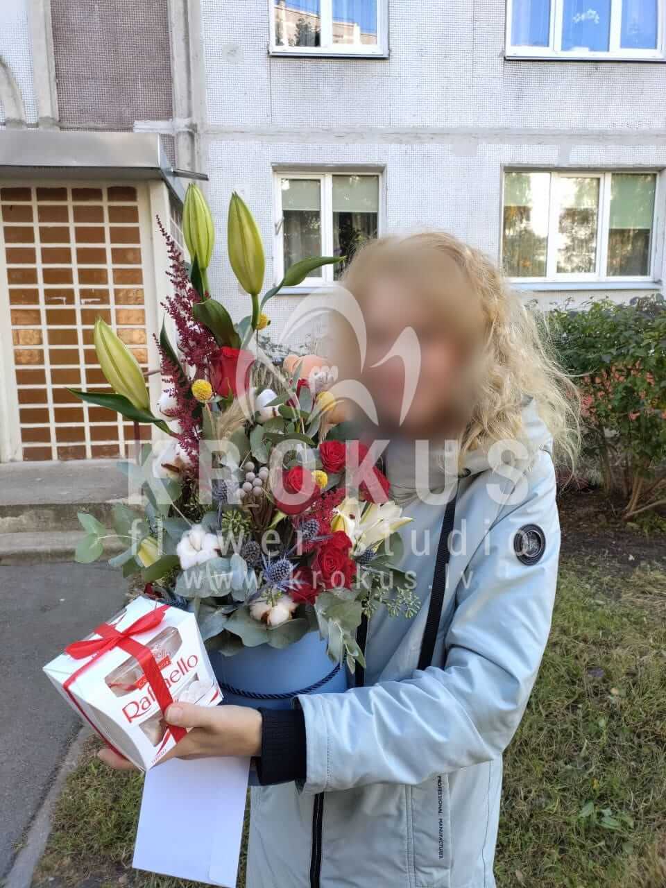 Доставка цветов в город Рига (декорлилиихлопокстильная коробкаэвкалипткрасные розы)