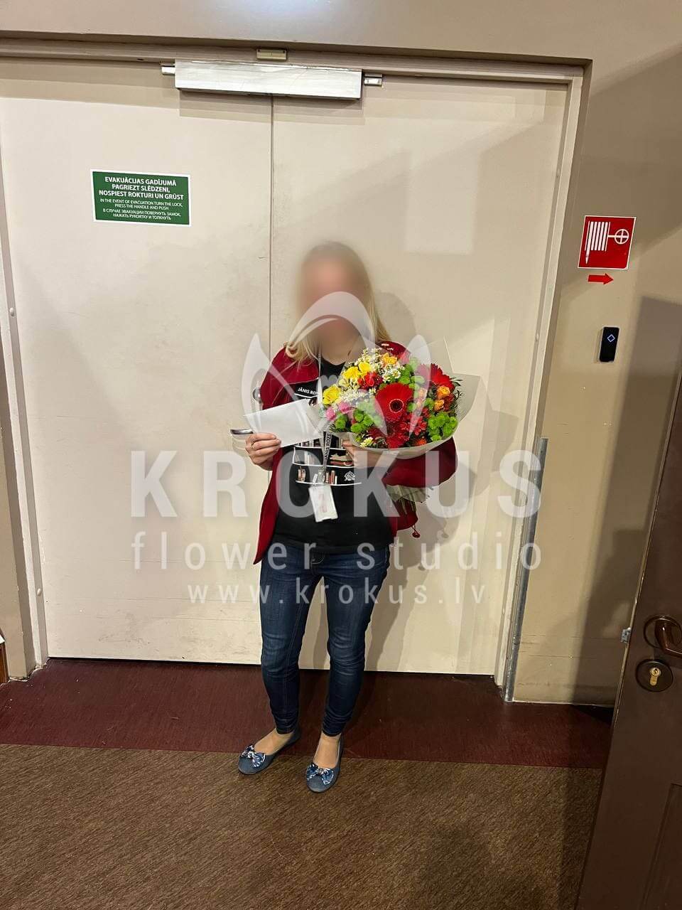 Deliver flowers to Rīga (pink rosestanacetumchrysanthemumsdaisieseupatoriumyellow roses)