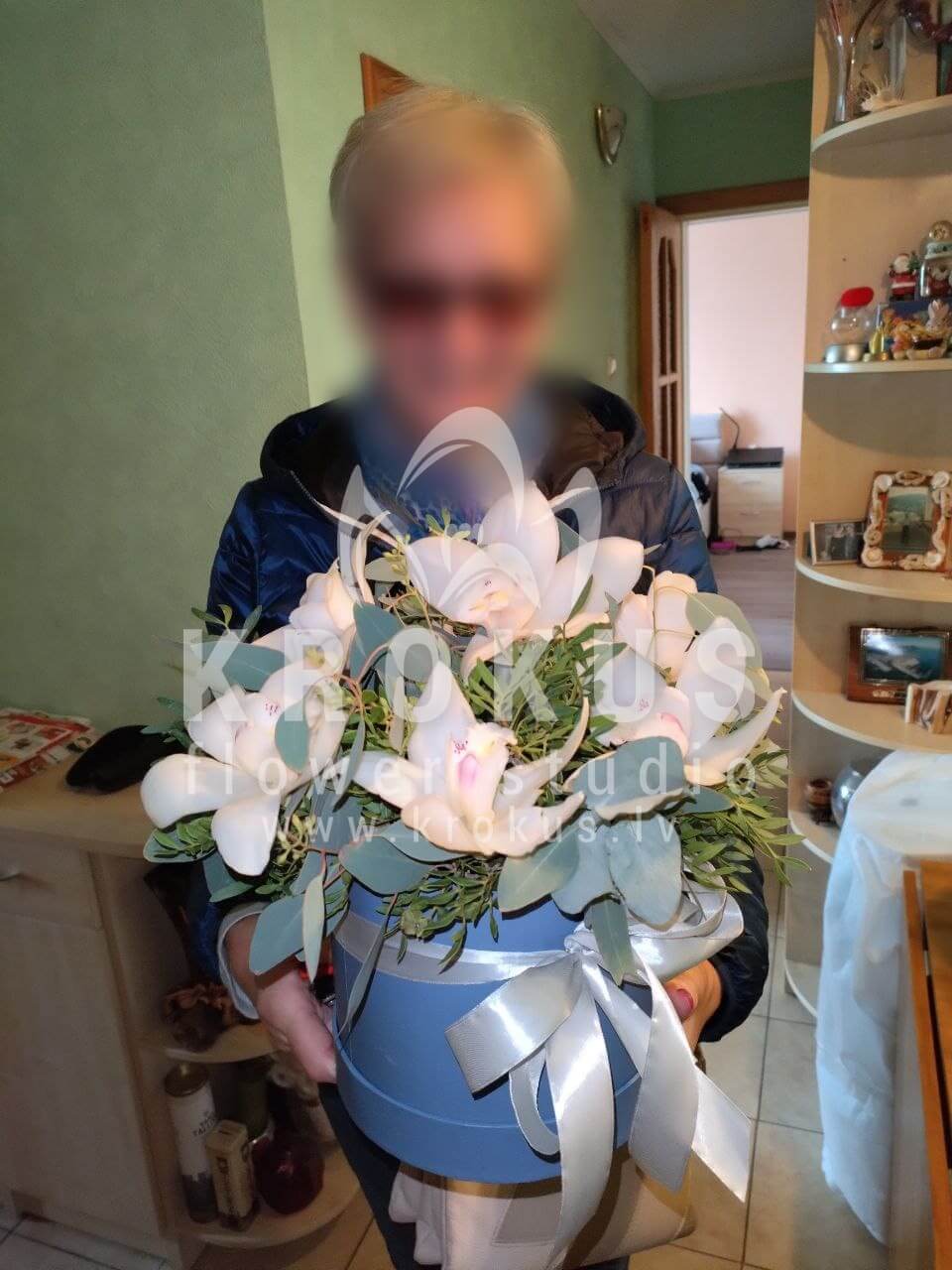 Доставка цветов в город Рига (фисташкаорхидеистильная коробкаэвкалипт)