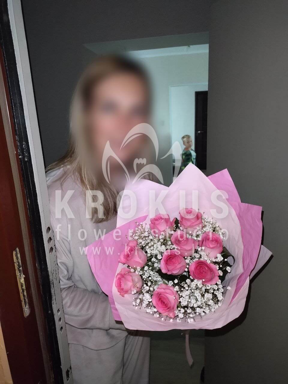 Deliver flowers to Rīga (pink rosesgypsophila)