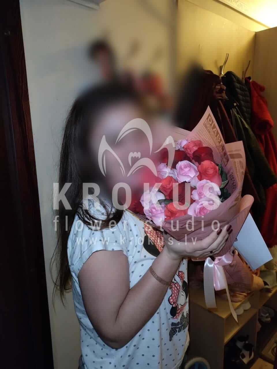 Ziedu piegāde Latvia Rīga (rozā rozesbaltas rozesoranžas rozesdzeltenas rozessarkanas rozes)