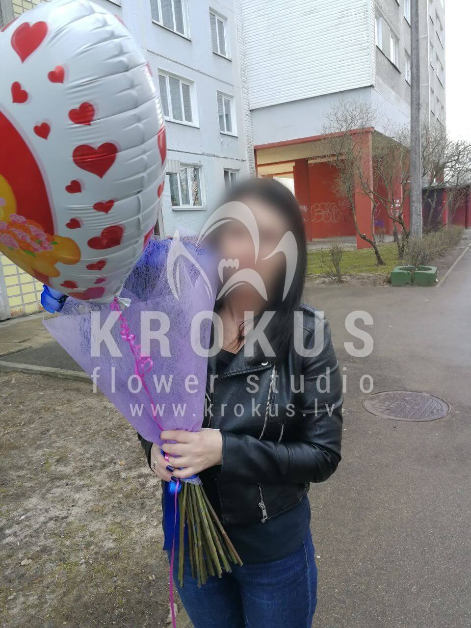 Deliver flowers to Rīga (shrub rosestulipspeony rosesgum tree)