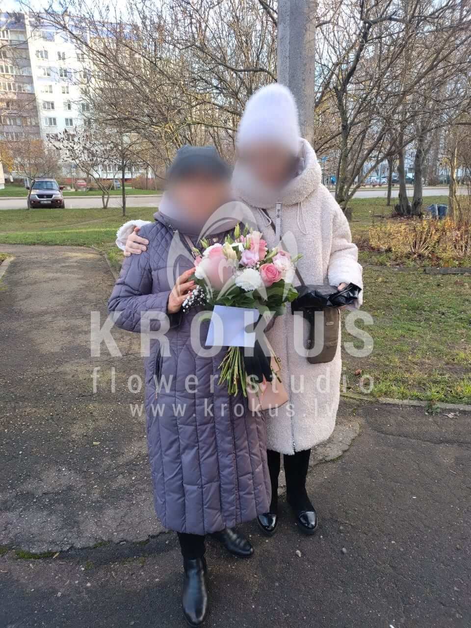 Deliver flowers to Rīga (limoniumclovescream roseslisianthuses (eustoma)salal)