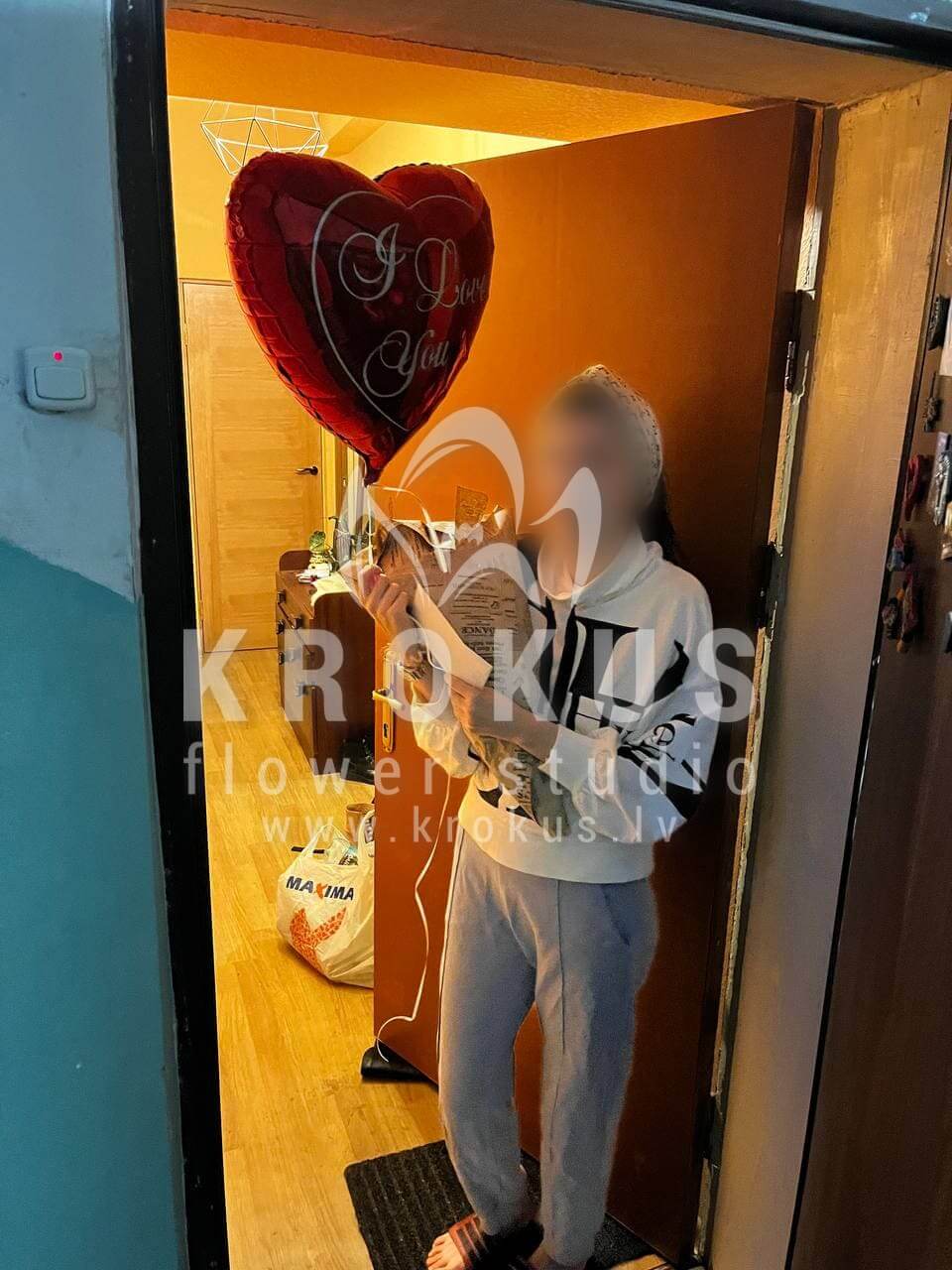 Ziedu piegāde Latvia Rīga (rozā rozesranunkuļipitosporasоzothamnus)