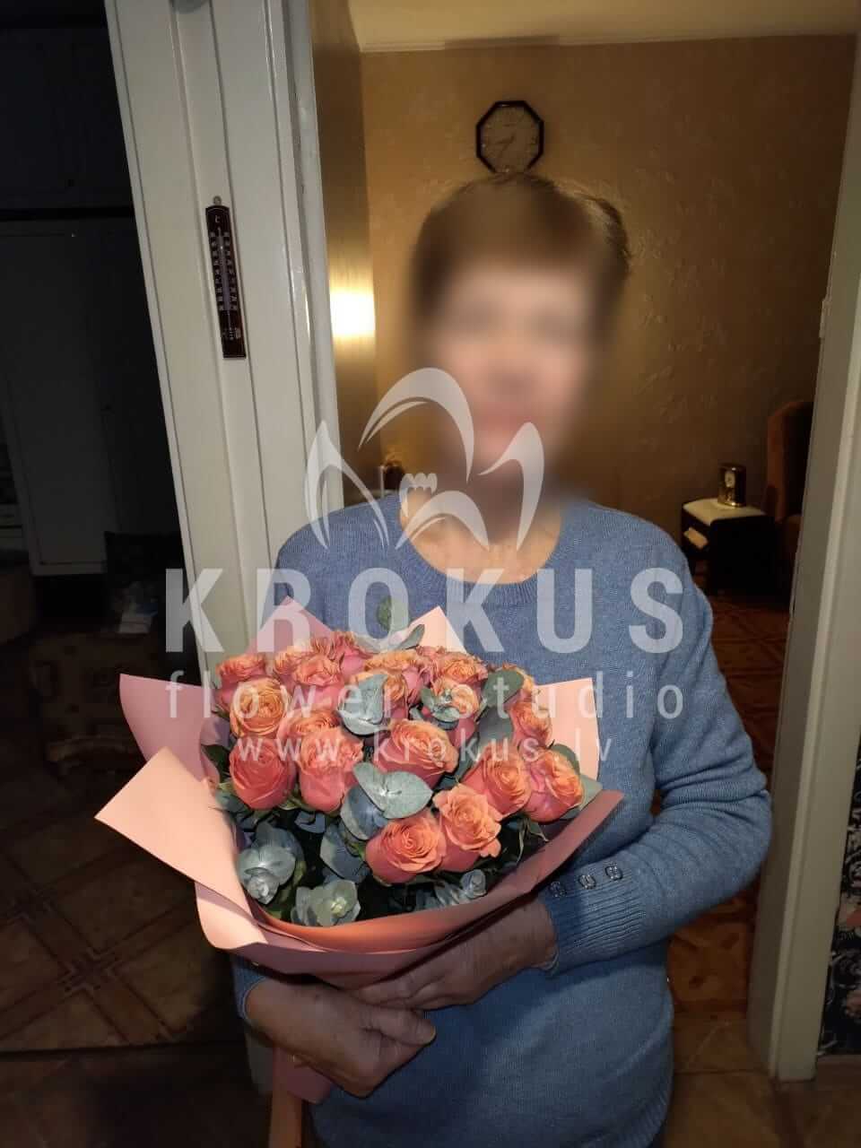 Доставка цветов в город Рига (фисташкаоранжевые розыэвкалипт)