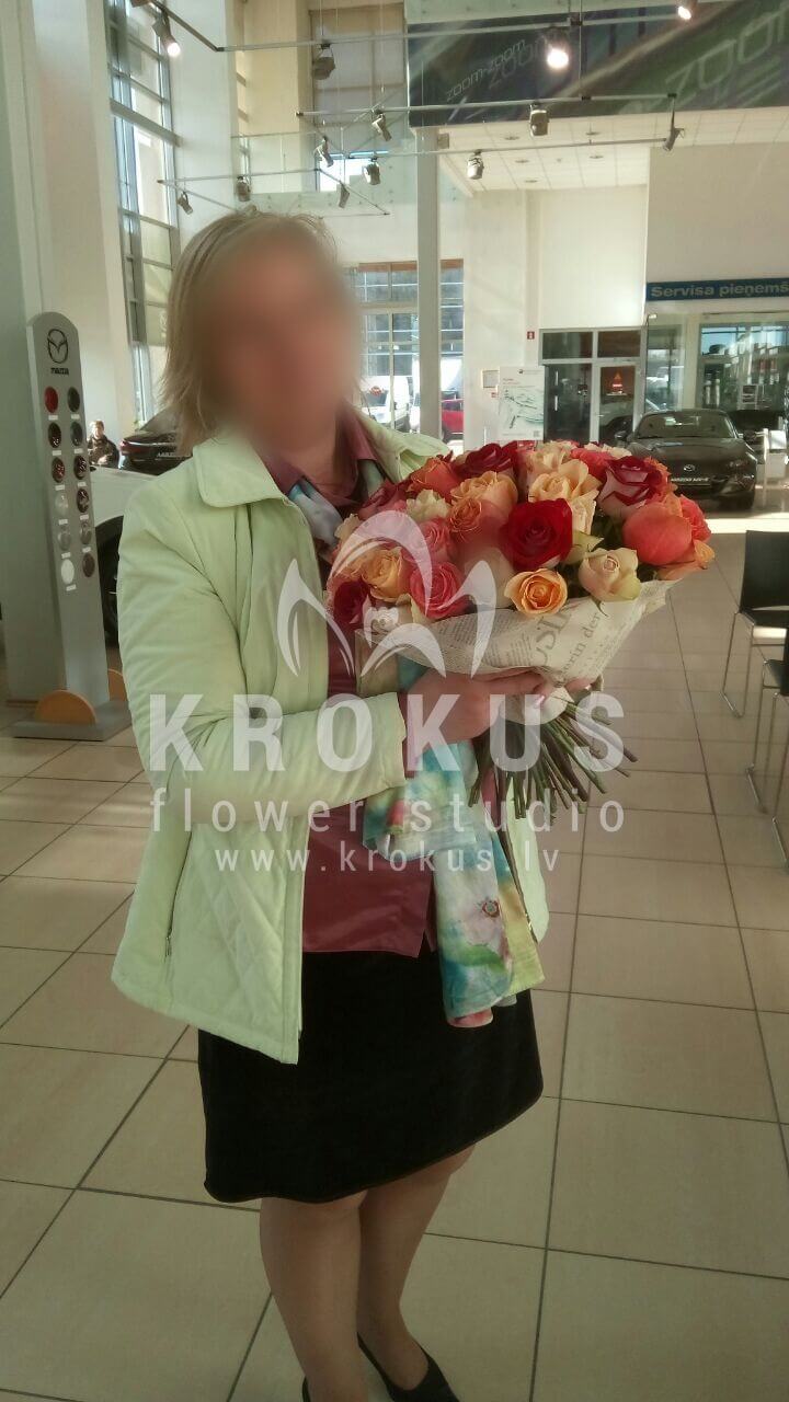 Доставка цветов в город Рига (розовые розыбелые розыжелтые розыоранжевые розыкрасные розы)