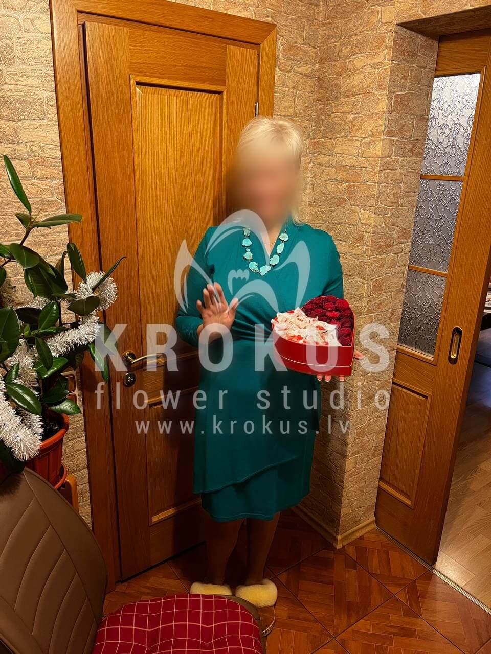 Deliver flowers to Rīga (stylish boxred rosescandys)
