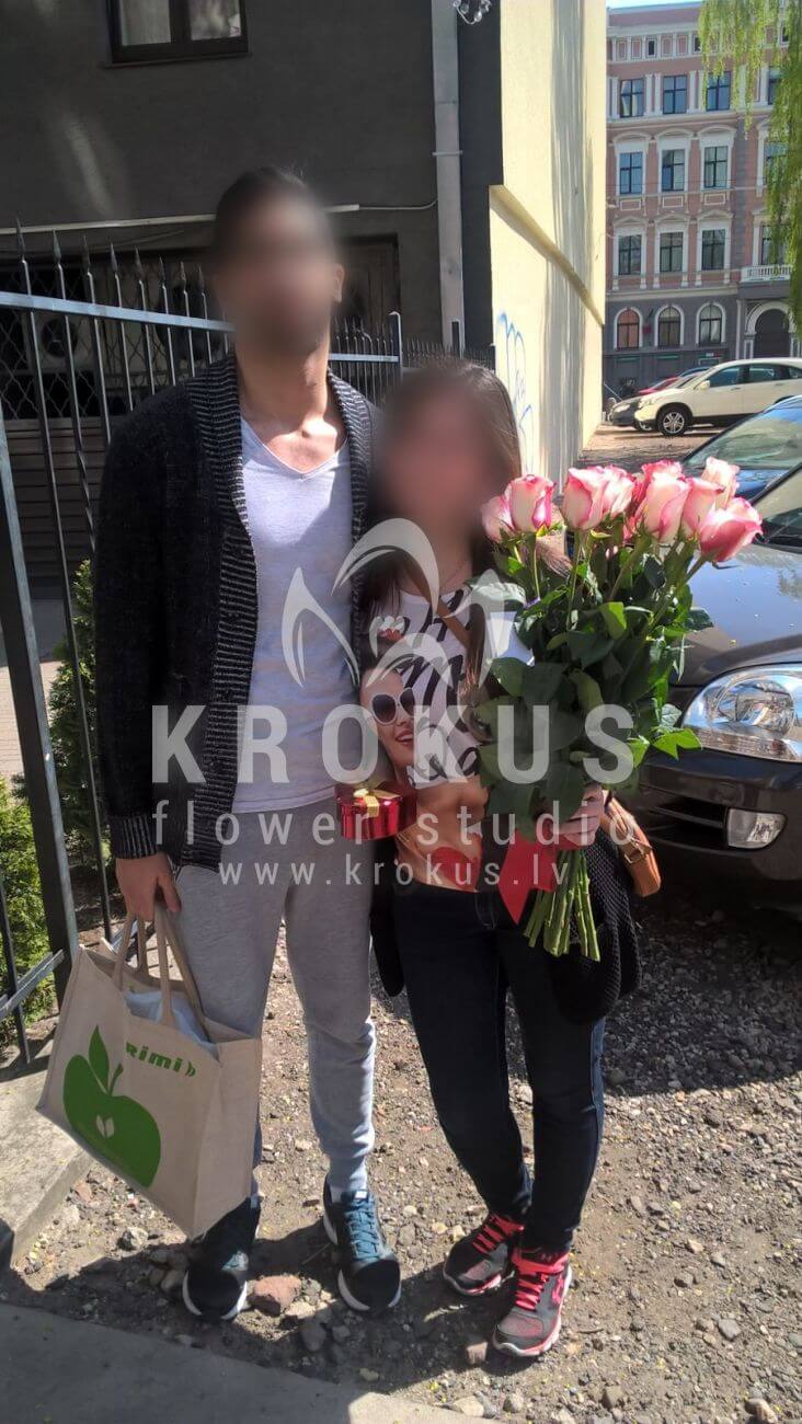 Deliver flowers to Latvia (bicolor roses)