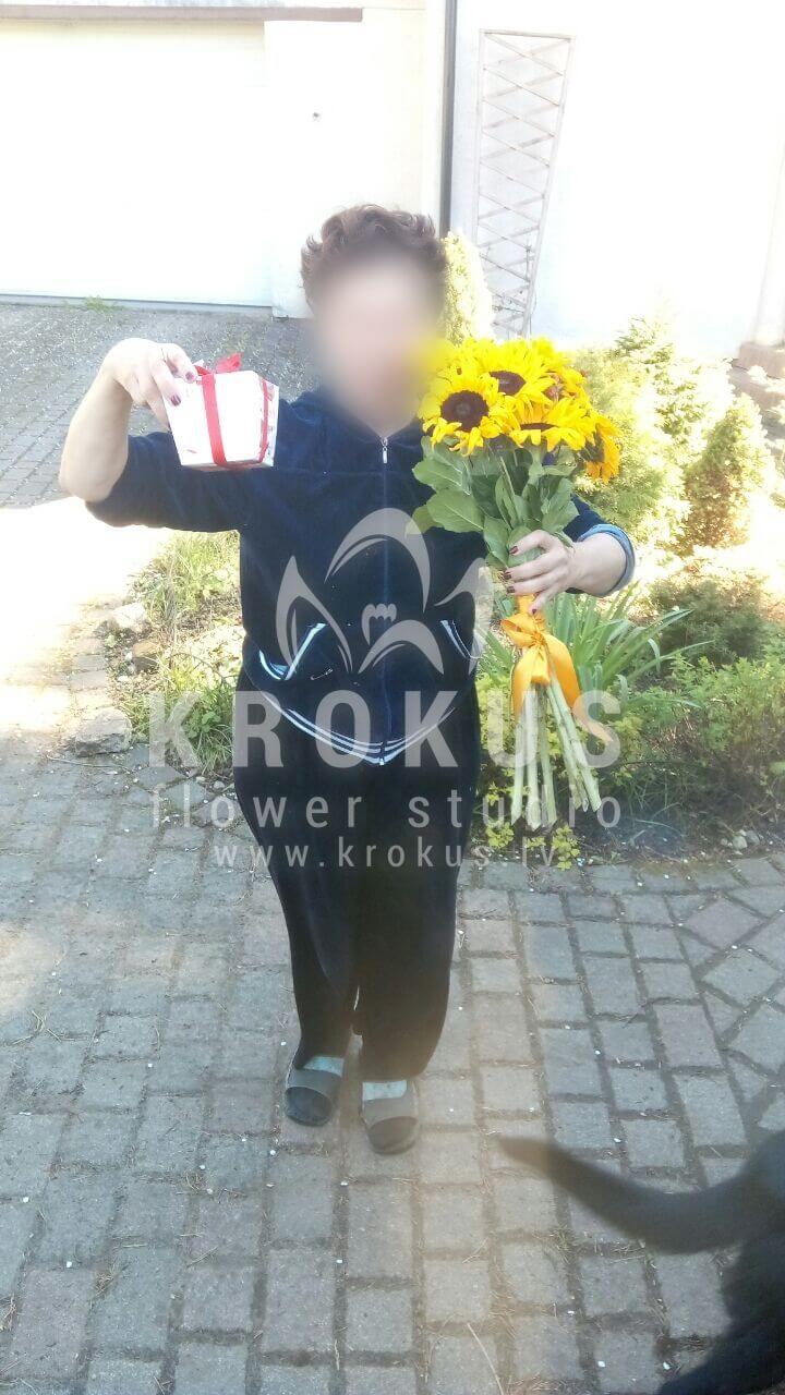 Deliver flowers to Jūrmala (sunflowersveronicahypericum)