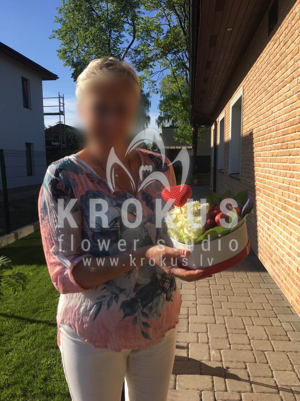 Ziedu piegāde Latvia Rīga (stilīga kastītedaudzkrāsainas rozes)
