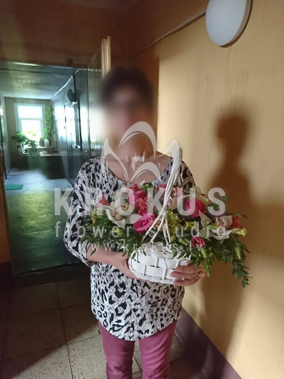 Deliver flowers to Rīga (pink rosesorchidsgum treelisianthuses (eustoma))