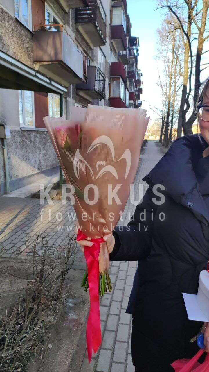Ziedu piegāde Latvia Rīga (rozā rozesoranžas rozessarkanas rozesdzeltenas rozes)