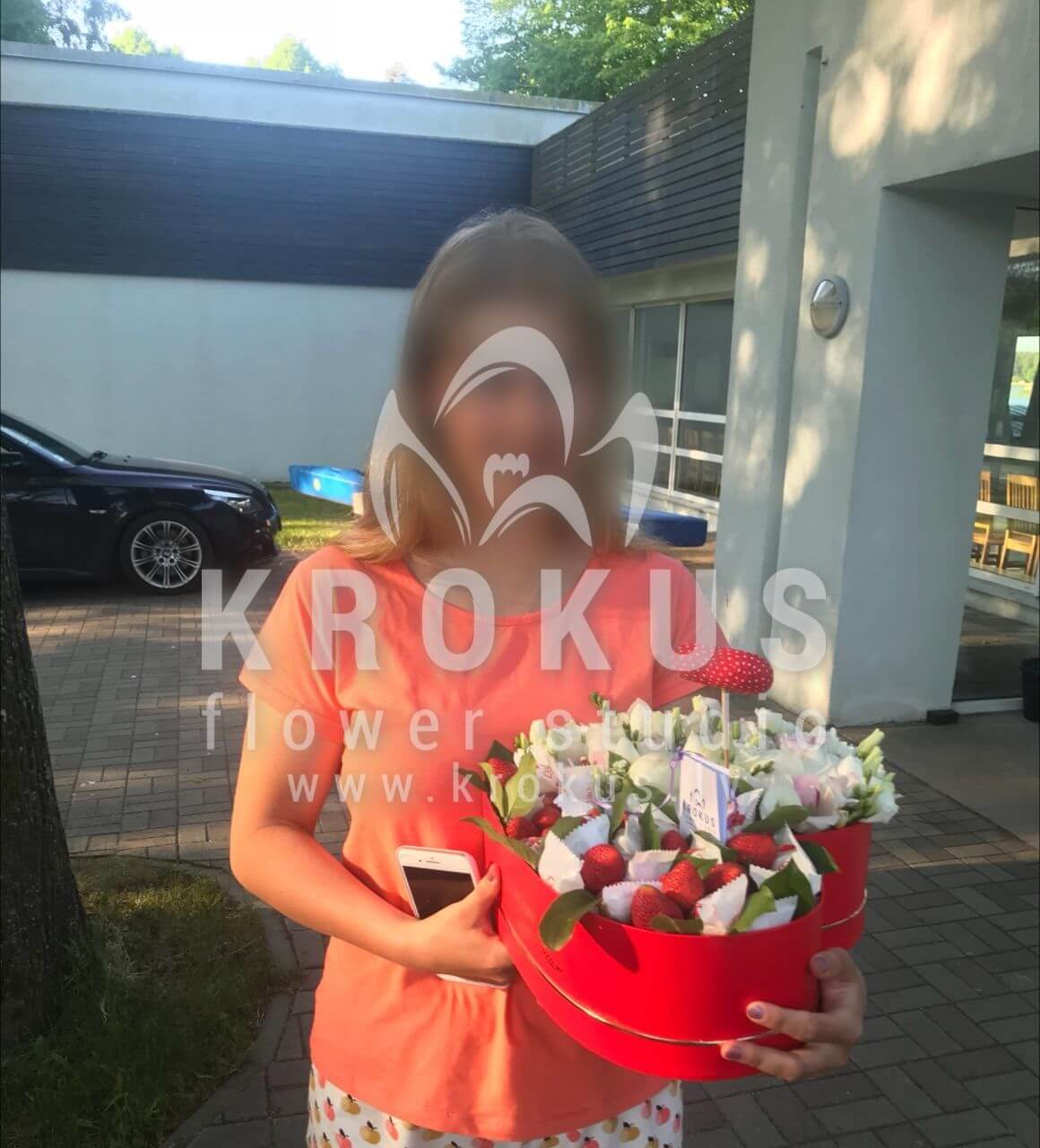 Доставка цветов в город Jūrmala (стильная коробкамногоцветные розы)