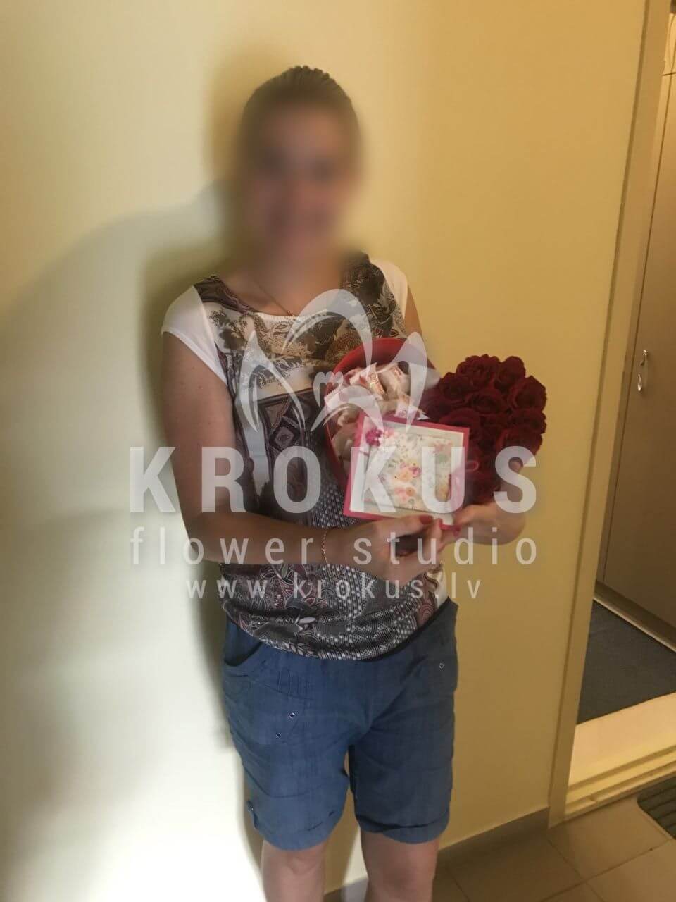 Deliver flowers to Rīga (stylish boxcandysred roses)