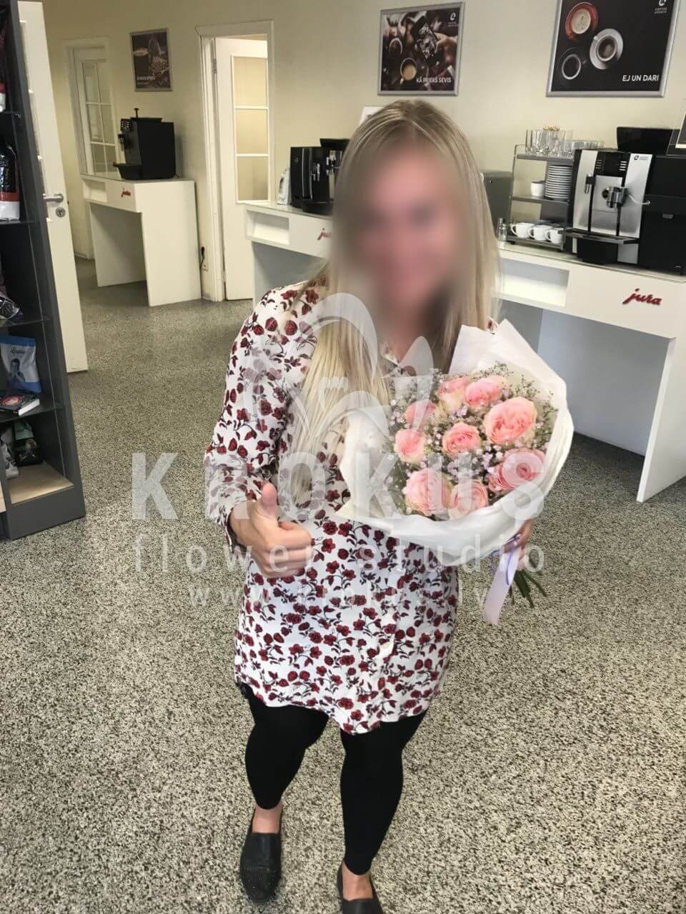 Deliver flowers to Rīga (pink rosesgypsophila)