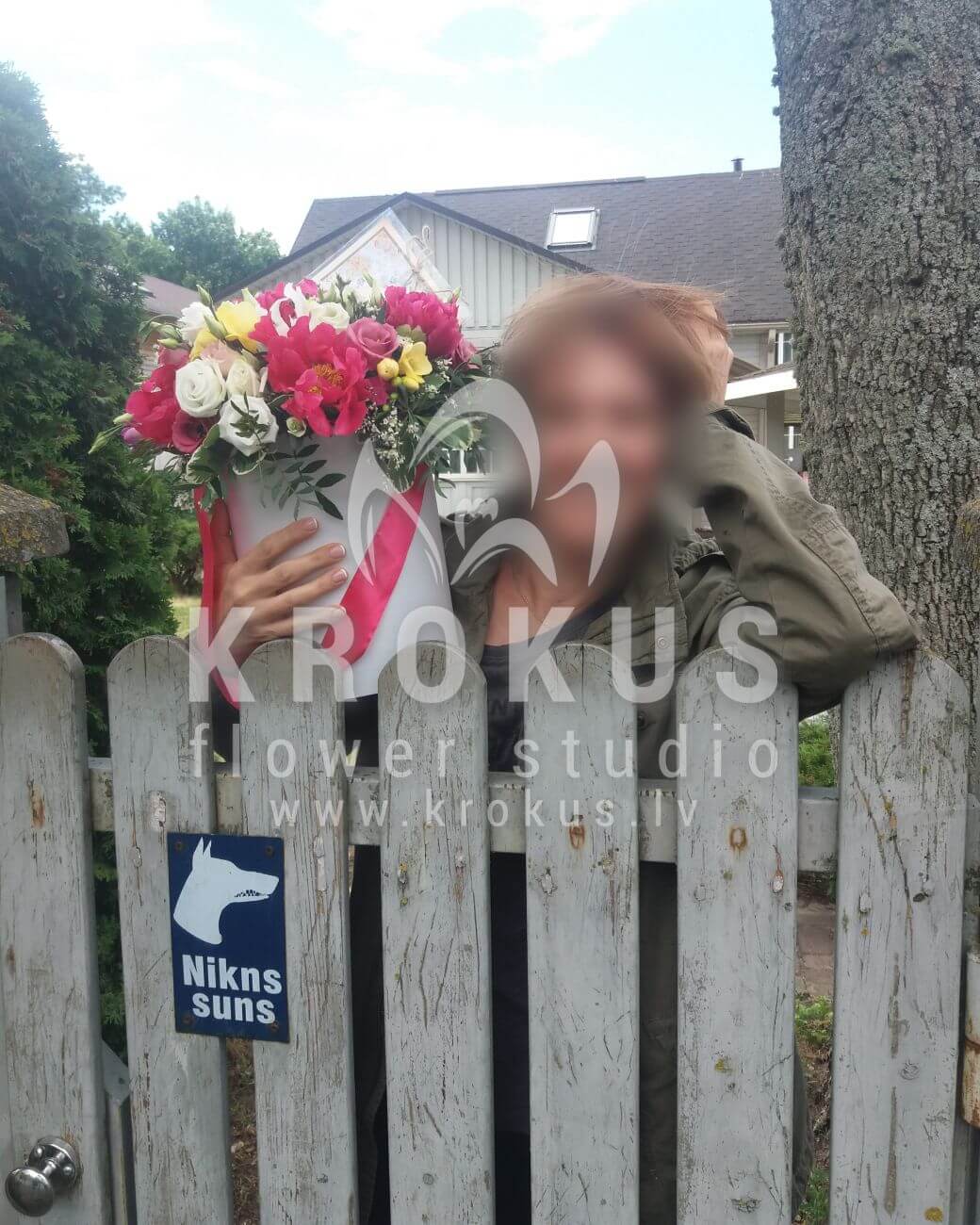 Ziedu piegāde Latvia Jūrmala (krūmrozesgerminimatiolabaltas rozeseikaliptsekzotiskie ziedipeonveidīgās rozeswaxflowerasklēpijasalal (goltjēra)pitosporaspeonijaslizantes)