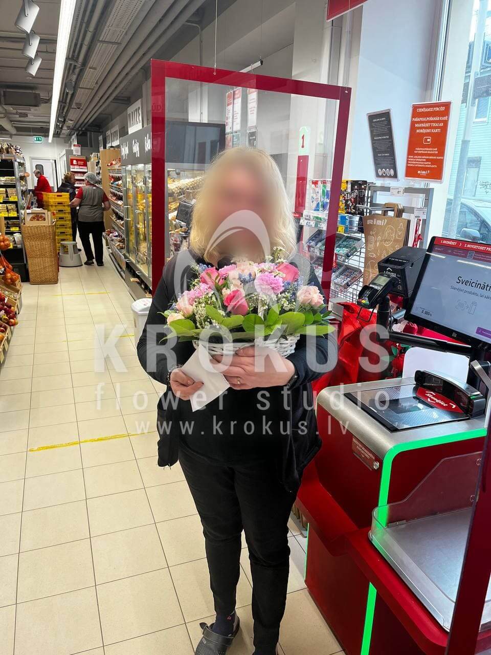 Deliver flowers to Rīga (shrub rosespink rosescloveswaxflowersalalstatice)