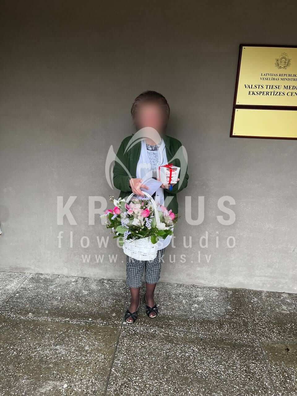 Ziedu piegāde Latvia Rīga (krūmrozesrozā rozesorhidejasstaticewaxflowersalal (goltjēra))