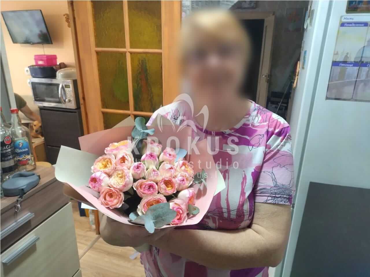 Ziedu piegāde Latvia Salaspils (krēmkrāsas rozespeonveidīgās rozes)