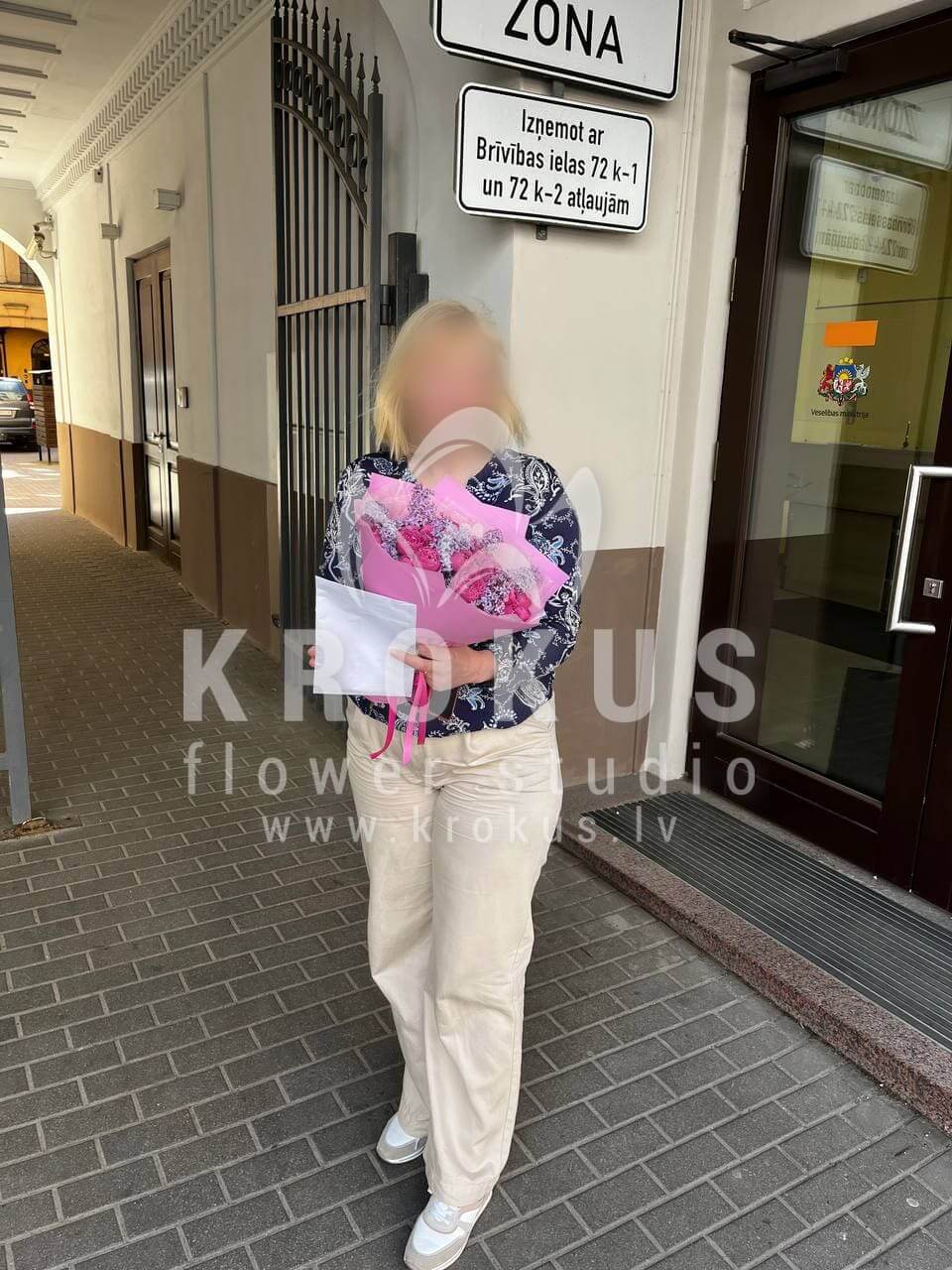 Deliver flowers to Rīga (lilacsshrub rosespeony roses)